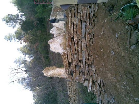 Création d'exception en pierres plates verticales .